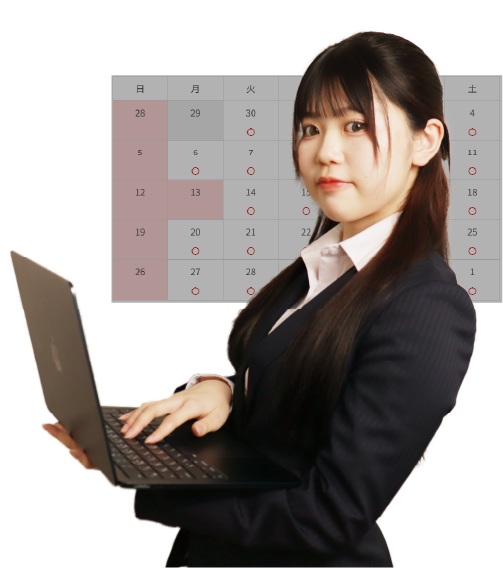 女性がパソコンを操作しているイメージ